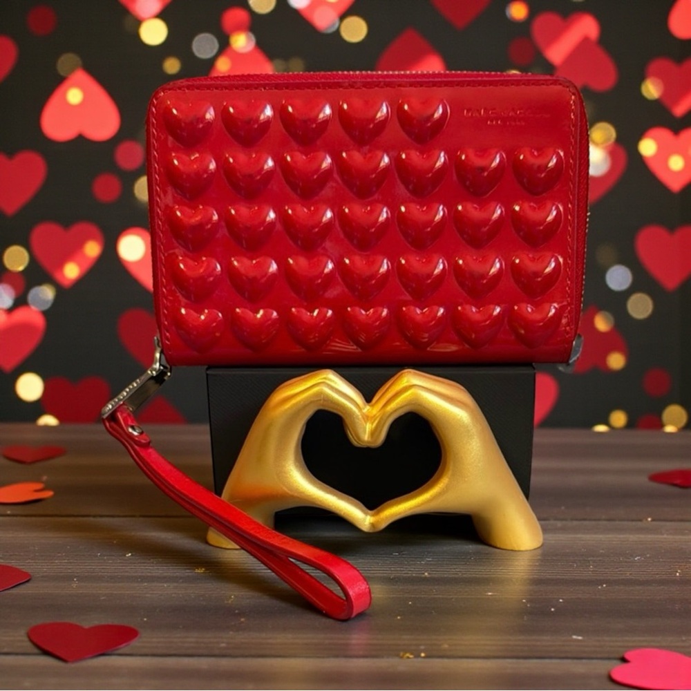 ❤️MARC JACOBS❤️Red Embossed Hearts Patent Leather Phone Wristlet/NWOT